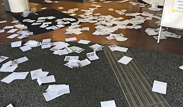 Verstörende Aktion. So sah das Foyer nach der Attacke aus.   