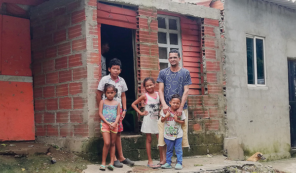 Familie in einem Armenviertel von Cartagena: Kindern wie diesen gilt das Engagement des Vereins „Eine Welt – St. Magdalena“.     