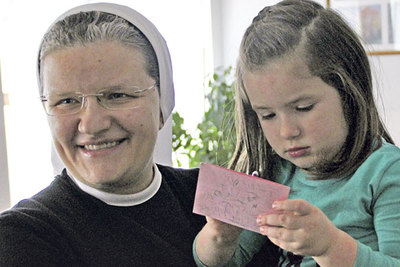 Schwester Maria Pia mit der vierjährigen Katharina im Heim der Dienerinnen vom Kinde Jesu.