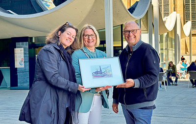 Elisabeth Leitner (links) und Reinhold Hofstetter von der Kirchenzeitung danken Martina Noll von Pro Mariendom für die gute Zusammenarbeit.