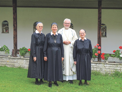 Sr. Marie Theres Kaiblinger, Priorin Sr. Hanna Jurman, Bischofsvikar Adi Trawöger, Sr. Renate Schafleitner  (von links)   