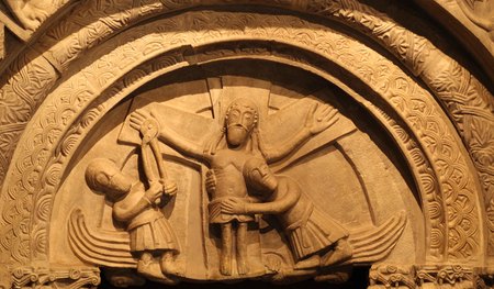 Detail aus dem romanischen Portal der Burgkapelle in Schloss Tirol in Südtirol