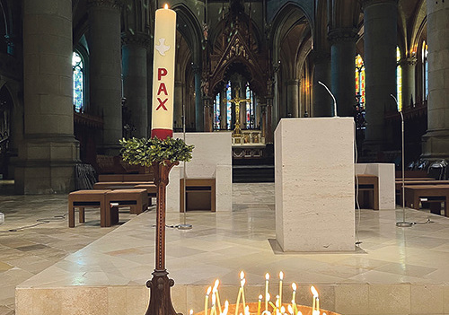 Die Friedenskerze ist ein Symbol der Hoffnung.    