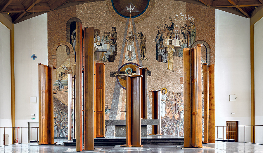 Der Künstler Nasan Tur betitelt sein Werk in der ehemaligen Kirche St. Gertrud in Essen mit „Elevation“: Er hat im Altarraum Kirchenbänke senkrecht aufgestellt.  