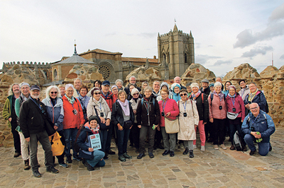 Durchschnittlich alle zwei Jahre veranstaltet die Kirchenzeitung Leserreisen. Das Bild zeigt eine von insgesamt vier Busgruppen 2023 in Ávila (Spanien).
