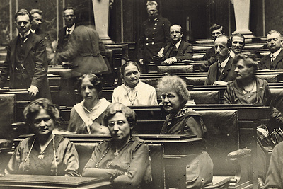 Frauen im Parlament: Sozialdemokratische Abgeordnete nach der Wahl 1919.   Welt-Press-Photo / ÖNB-Bildarchiv / picturedesk.com