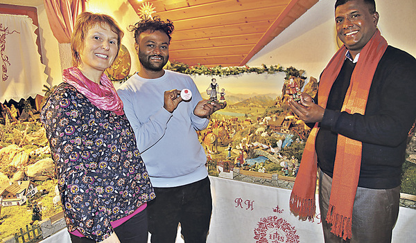 Hildegard Pesendorfer (links) von „Jugend Eine Welt OÖ“mit den indischen Gästen auf Kripperlroas. 