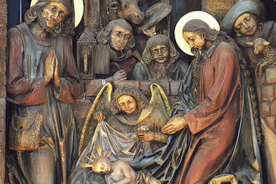  Das Relief „Anbetung der Hirten“ von Hermann Hutter (1915) im Altar der Stille-Nacht-Kapelle.   