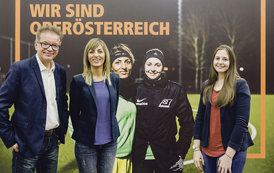 Mit der Plakat-Kampagne „Wir sind Oberösterreich“ will Landesrat Rudi Anschober (links) das Miteinander sichtbar machen: Die gebürtige Oberösterreicherin Denise (rechts) spielt mit Sara im Fußballteam Haka Traun.    