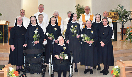 Die Jubilarinnen, die Ordensleitung und die Priester, die mitgefeiert haben.  