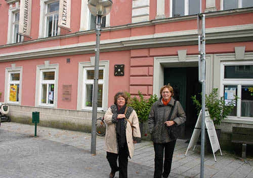 Irmgard Pachler und Waltraud Staudinger, laienhelferinnen von pro mente, vor dem Haus, in dem der Club untergebracht ist: Lebzelter Haus, Psychisch kanken Menschen