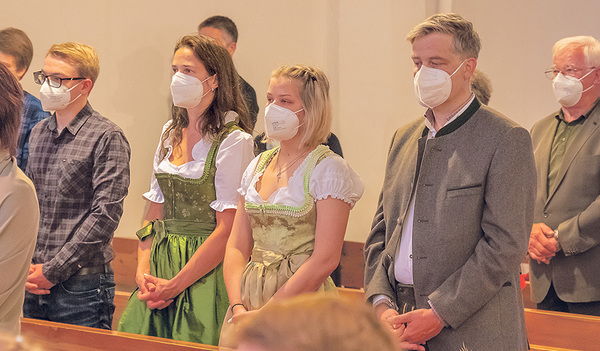 Die „Masken-pflicht' beim Gottesdienst – der unübersehbare Beweis dafür, dass Corona noch nicht bewältigt ist. „Für ein gutes Feiern muss man frei atmen und einander in die Augen schauen können“, betont Ernst Wageneder, Pfarrer von Mondsee.