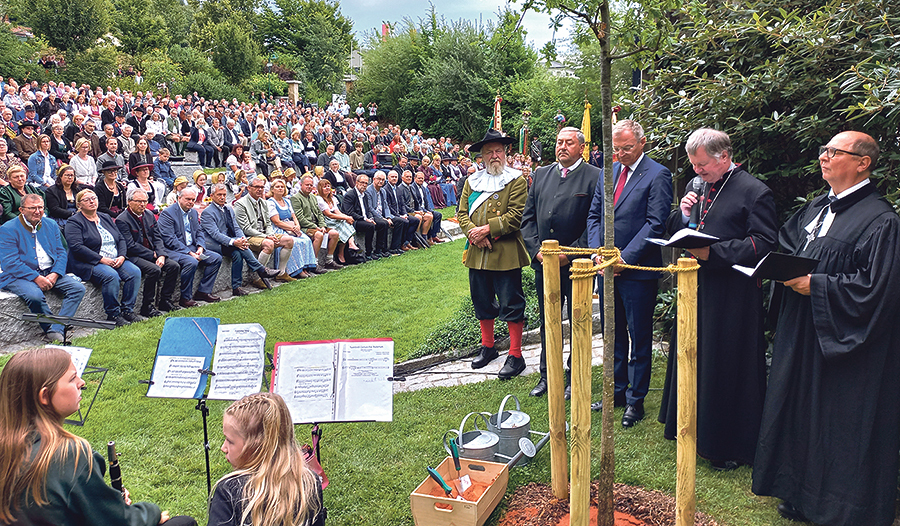 Obmann Rudolf Fattinger, Bürgermeister Manfred Mühlböck, Landes­hauptmann Thomas Stelzer, Bischof Manfred Scheuer und Superintendent Gerold Lehner pflanzten eine Eiche als Baum des Friedens.   
