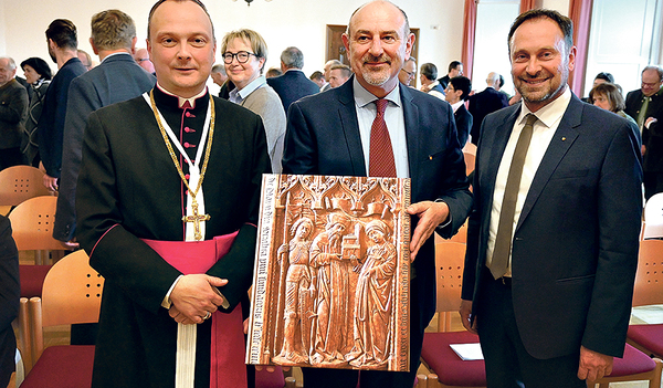 Propst Markus Grasl (links) dankte beim Osterempfang dem scheidenden Wirtschaftsdirektor Karl Reininger. Rechts: der neue Wirtschaftsdirektor Hans Peter Hochhold.  