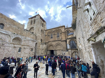 Der Vorplatz der Grabeskirche in Jerusalem - in ''Nicht-Corona-Zeiten'.