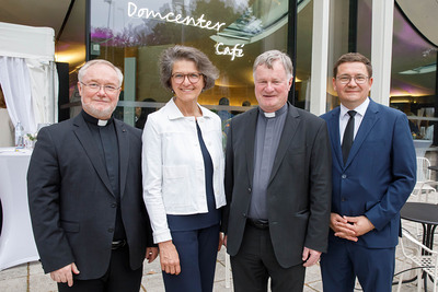 Generalvikar Severin Lederhilger, Christine Haiden (Vorsitzende OÖ. Presseclub), Bischof Manfred Scheuer, Heinz Niederleitner (Chefredakteur Kirchenzeitung) 