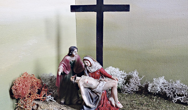Pieta. Maria, die Mutter Jesu, beweint den Tod ihres Sohnes.  