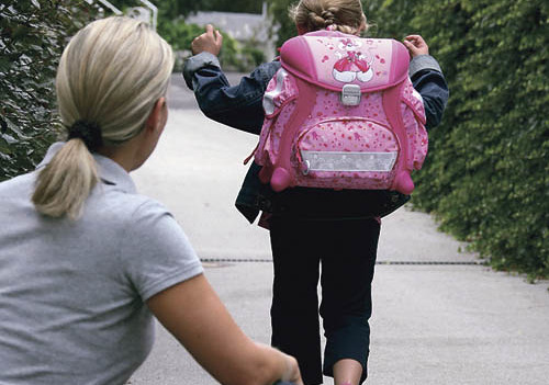 Pia geht in die Schule [ (c) www.BilderBox.com, Erwin Wodicka, Siedlerzeile 3, A-4062 Thening, Tel. + 43 676 5103678.Verwendung nur gegen HONORAR, BELEG, URHEBERVERMERK nach AGBs auf bilderbox.com], Allgemeinbildung, Ausbildung, Bildungsniveau, Bildu