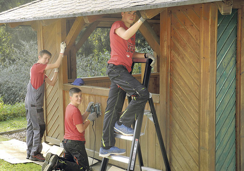 Aus Alt wird Neu: Die Poly-Schüler renovieren den Gartenpavillon.   