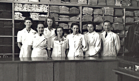 Zuerst Mutter und Hausfrau, dann wichtige Arbeitskraft: Während der NS-Zeit wurde das Idealbild der Frau den jeweiligen politischen Zielen angepasst (Foto 1940er).   