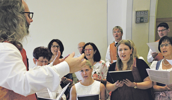 Der Alberndorfer Kirchenchor richtet zum zweiten Mal ein Kranzlsingen aus.   