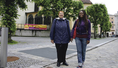 Die Patin Christine Frauscher mit der Asylwerberin Sylvia Obamete Eboigbe aus Nigeria auf dem Pfarrplatz der Stadtpfarre Linz. Frauscher engagiert sich beim Buddy-Projekt AMIGO von SOS Menschenrechte.