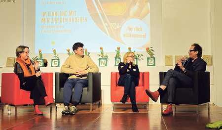 Tagung zu Resonanz in der Erwachsenenbildung: Moderatorin Michaela Stauder und die Referenten Franz Übelhör, Petra Ramsauer und Norbert Trawöger im Bildungshaus Schloss Puchberg.