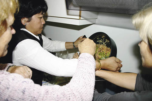 Internationaler Kochstammtisch der Pfarre Steyrerm?hl, Stadt Laakirchen, Frauen verschiedener Nationen  kochen miteinander