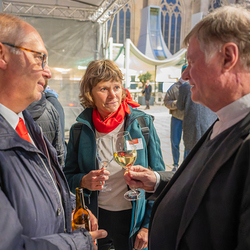 Reinhold Hofstetter und Birgit Kubik im Gespräch mit Bischof Manfred