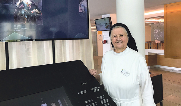 Sr. M. Rosa Steiner bei einer Ausstellungsstation. Die Ausstellungen sind zu den Öffnungszeiten des Klinikums zugänglich.