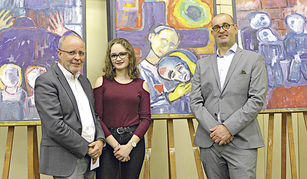 Die Veranstalter der Tagung, Dr. Christoph Freudenthaler (l.) und Dr. Thomas Schlager-Weidinger, mit Katharina Reindl. Die Schülerin schreibt eine Arbeit über Johann Gruber (vor dem Tryptichon 'Dr. Johann Gruber' von Rudolf Burger).