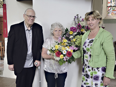 Resi Schaurecker schmückt die Kirche. 