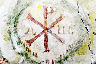 Vor dem Kreuz war das Christusmonogramm Zeichen der Christen. 