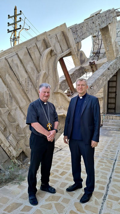 In Karakosch besuchte Bischof Manfred ­Scheuer mit Bischofsvikar Slawomir Dadas die Marienkirche. Ihr Glockenturm wurde vom IS gesprengt.