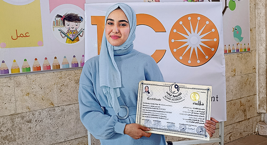 Drei junge Frauen aus dem wirtschaftlich und sozial am Boden liegenden Syrien zeigen, dass trotz aller Widrigkeiten Hoffnung Realität werden kann:  S. (oben) präsentiert mit Stolz ihr Berufszertifikat als Näherin.