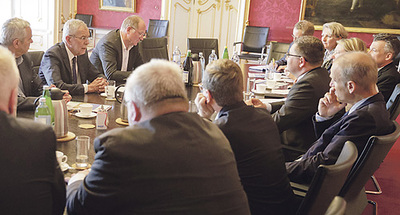 Der Bundespräsident mit Vertreter/innen der österreichischen Kirchenzeitungen.