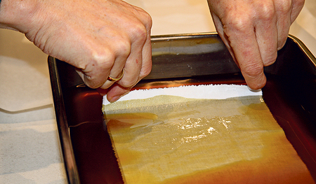 Ein Leinentuch wird mit flüssigem, reinem Bienenwachs getränkt. Bei Bedarf wird es für einen wärmenden, beruhigenden Wickel verwendet.   