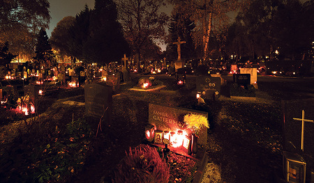 Zu Allerheiligen und Allerseelen besuchen viele Menschen das Grab von Verstorbenen am Friedhof. Auf den Gräbern brennen viele Kerzen. 