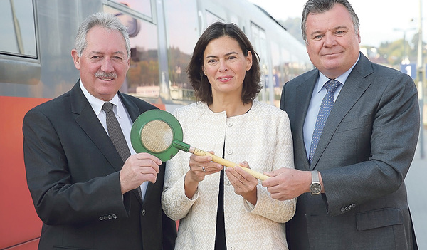 Landtagspräsident Viktor Sigl (v. li.) ÖBB-Infrastruktur AG Vorstandsmitglied Silvia Angelo und Landesrat für Infrastruktur Günther Steinkellner starten vom Mühlkreisbahnhof in Urfahr in Richtung Mühlviertel.  