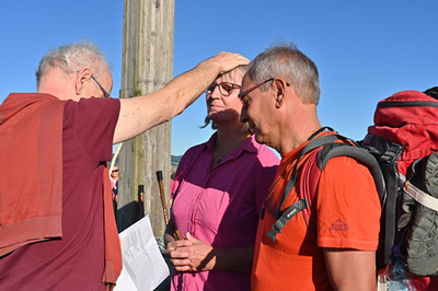 Pfarrer Helmut Part segnet das Pilger-Paar und trägt das Anliegen mit. Er wird am 7. November in Rom sein, um dort die Pilger/innen zu empfangen. 