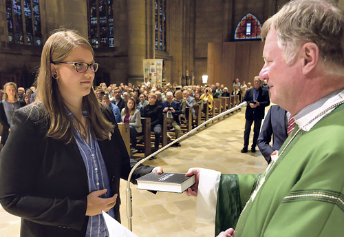 Gesendet. Die Bibel lebendig werden zu lassen, wird eine Hauptaufgabe der neu gesendeten 14 Seelsorger/innen sein. Bischof Manfred Scheuer überreicht Stefanie Hinterleitner die Heilige Schrift.  