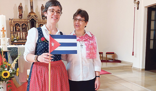Sr. Christina Blätterbinder (links) mit einer kubanischen Fahne; Provinzleiterin Sr. Hemma Jaschke teilte ihr nach der Professfeier mit, dass sie ab 2024 für einen sechsjährigen Missionseinsatz nach Kuba gesendet wird.