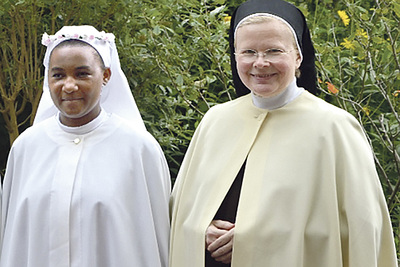 Die neue Novizin Sr. Maria Bettina Nakafeero (links) mit Novizenmeisterin Sr. M. Anna Pointinger.