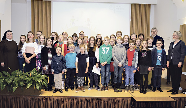 Ein Ensemble des Kinderchors des Landestheaters unter Leitung von Ursula Wincor (rechts) begeisterte die Besucher/innen, die am Welttag der Kranken ins Ordensklinikum der Elisabethinen Linz gekommenen waren .    