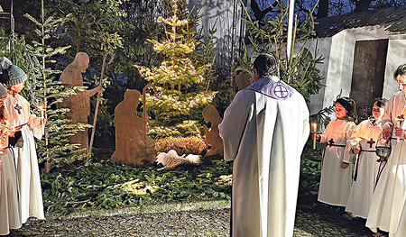 Pfarrer Bachleitner bei der Segnung.     