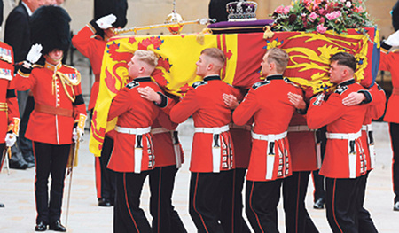 Der Sarg wird in die Westminster Abbey getragen. 