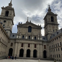 25. Oktober: Besichtigung des Klosterpalasts Escorial. Der Klosterpalast ist eines der bedeutendsten historischen und kulturellen Wahrzeichen Spaniens und wurde 16.Jahrhundert von König Philipp II. erbaut. 