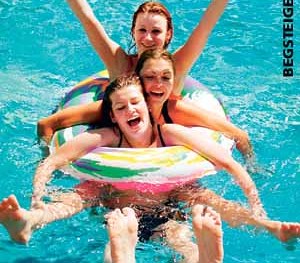 Fr?hliche M?dchen in einem Schwimmreifen im Pool                                                                                                                                            
Copyright by Foto Begsteiger KEG
Erzherzog Johann Gasse 11

