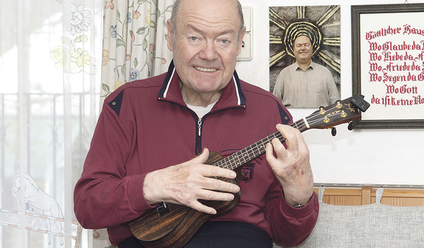 t Johann  Maislinger spielt wieder auf der Ukulele.   