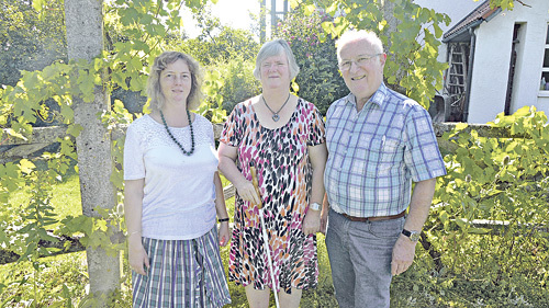 Im Bibelgarten: Fleur Kalser, Monika Aufreiter und Heinz Kellner (v. l. n. r.).